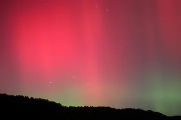 Fotobehang Crimson Aurora Borealis  © Pineapple Crown