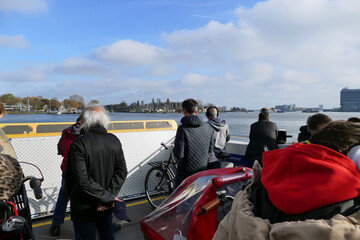 In viaggio sul traghetto per raggiungere Amsterdam Nord. Olanda