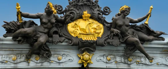 Fotobehang Pont Alexandre III Les nymphes de la Seine sur le Pont Alexandre III avec au centre les armoiries de Paris 'Fluctuat nec mergitur', Paris, France  © William Vallée