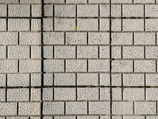 Fondo de textura de baldosas de hormigón gris claro con patrón de ladrillo en una pared o pavimento