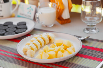 Desayuno Plato de Frutas Pl&aacute;tano y manzanas acompa&ntilde;ado por Galletas