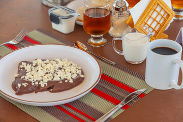 Desayuno Enfrijoladas acompañados por Leche y Jugo de manzana