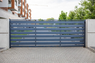 Brama wjazdowa. Brama przesuwna. Nowoczesne ogrodzenie. Wjazd na posesję. Wjazd na działkę.  © Leszek Szelest