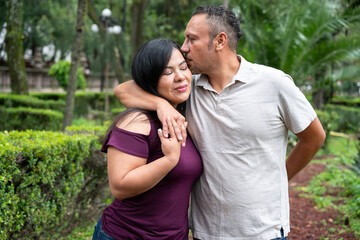 Obraz premium Tender forehead kiss in Santiago Garden, Mexico City