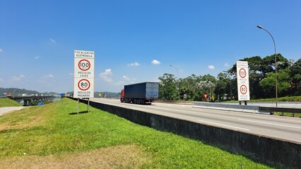 Um caminh&atilde;o trafegando no Rodoanel M&aacute;rio Covas, em S&atilde;o Bernardo do Campo, Estado de S&atilde;o Paulo, Brasil.