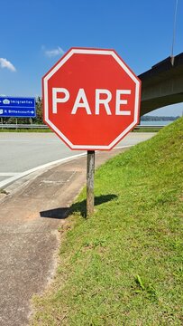Uma placa de pare em um acesso ao Rodoanel M&aacute;rio Covas, em S&atilde;o Bernardo do Campo, Estado de S&atilde;o Paulo, Brasil.