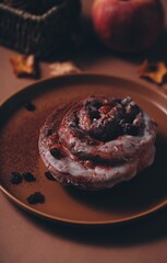 Smażony racuch z jabłkiem, rodzynkami posypany cynamonem