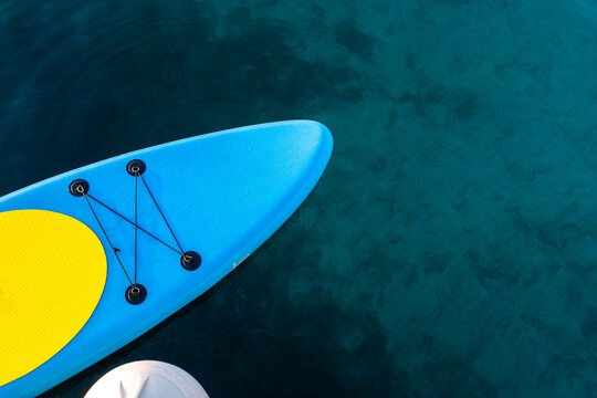 Blaues SUP-Board auf klarem Wasser &ndash; minimalistisches Sommermotiv mit Ruhe und Leichtigkeit