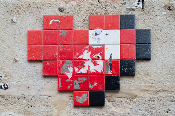 Herzf&ouml;rmiges Mosaik aus Fliesen als Streetart an Pariser Wand