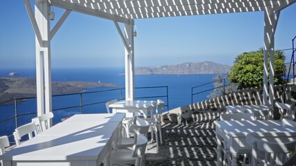 Obraz premium Cafe terrace with shallow defocused seascape background outdoor; background backdrop copyspace calm.