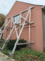 Abgestürztes Haus mit Riss in der Fassade