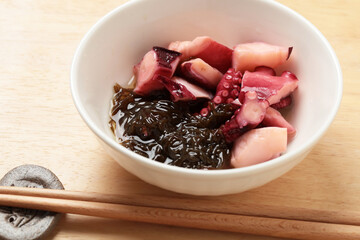 タコとモズクの酢の物