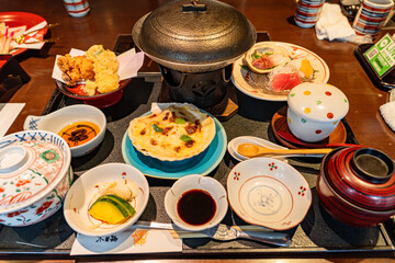 品数豊富な和食膳が並ぶ豪華な夕食のひととき