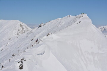 雪の谷川岳山頂トマの耳から見るオキの耳