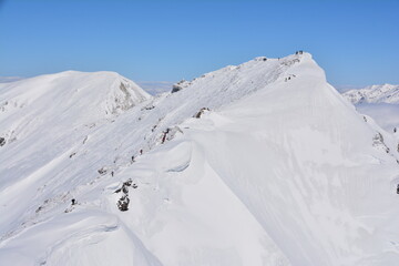 雪の谷川岳山頂トマの耳から見るオキの耳
