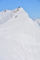 雪の谷川岳山頂（オキの耳）と登山者