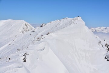 雪の谷川岳山頂トマの耳から見るオキの耳
