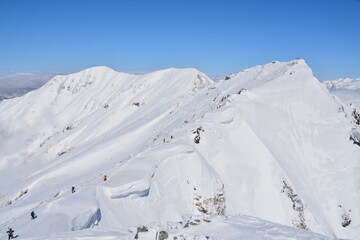 雪の谷川岳山頂トマの耳から見るオキの耳