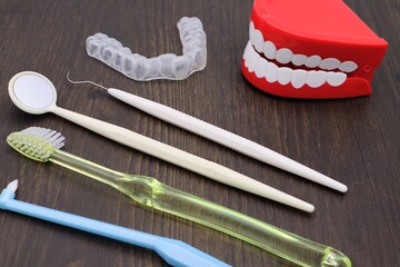 歯の模型とマウスピースと道具