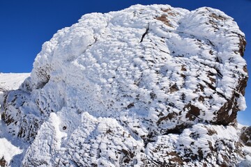 雪山の凍てつく岩肌