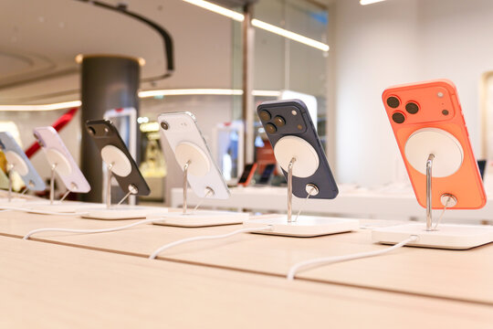 Apple launch new smartphone iPhone 17 Series. Comparing and testing the new iPhone 17 as well as iPhone 17 Pro max, Pro, Air and iPhone 17 in a Store.