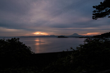 神奈川県鎌倉市稲村ケ崎夕日太陽が沈む前に