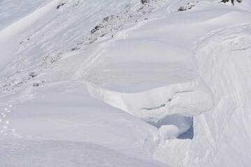 雪山の巨大な雪庇