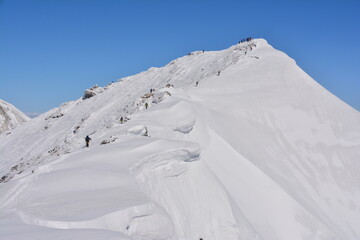 谷川岳の山頂と巨大な雪庇
