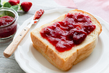 いちごジャム　苺ジャムのトースト