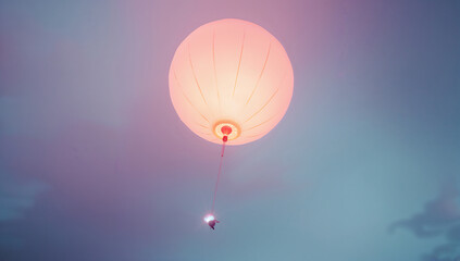 Obraz premium Ethereal glow of a high-altitude research balloon drifting silently against the soft purple and blue hues of dawn or dusk, conducting vital atmospheric studies