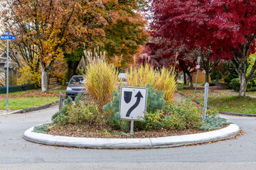 Obraz premium Autumn Roundabout Garden With Colorful Trees And Signage In New Westminster