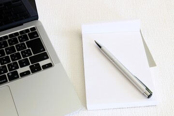 ビジネスイメージ　メモとパソコン　筆記用具　3:2