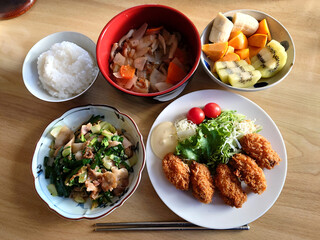 A fried oyster set meal (with a bowl of boiled sweet potato and sliced ​​fruit) - a winter delicacy served at a Western-style restaurant in town / 町の洋食屋さんで食べる冬の味覚，カキフライ定食の一例(芋煮椀物，カットフルーツ盛り)