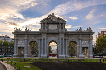 Obraz premium Puerta de Alcala, Alcala Gate, in the Plaza de la Independencia in Madrid, Spain at dusk