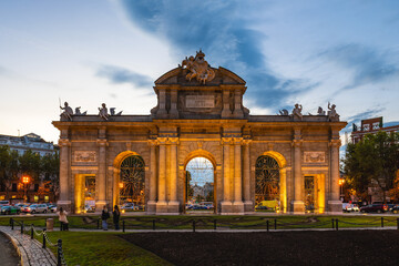 Obraz premium Puerta de Alcala, Alcala Gate, in the Plaza de la Independencia in Madrid, Spain at sunset