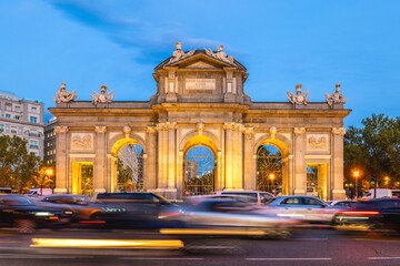 Obraz premium Puerta de Alcala, Alcala Gate, in the Plaza de la Independencia in Madrid, Spain at night
