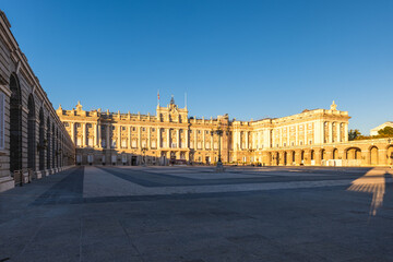 Obraz premium Royal Palace of Madrid, the official residence of the Spanish royal family at Madrid, Spain at dusk