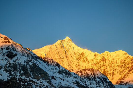 &bdquo;Goldene Berge&ldquo; im Morgenlicht &ndash; der Hauptgipfel Kawagebo des Meili-Schneegebirges.