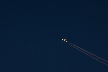 Flugzeug in der Morgensonne 