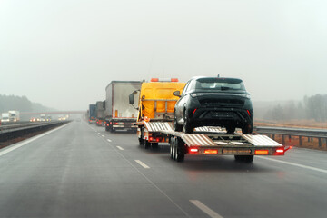 Naklejka premium Auto transport truck carrying broken car