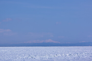 北海道　浜小清水からの流氷と知床連山  © osap1111