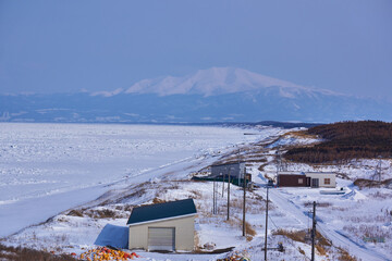 北海道　浜小清水からの流氷と海別岳  © osap1111