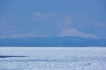 北海道　浜小清水からの流氷と羅臼岳  © osap1111
