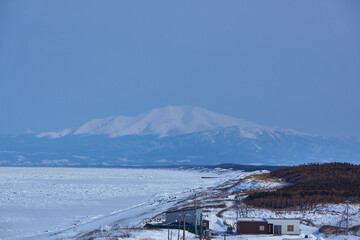 北海道　浜小清水からの流氷と海別岳  © osap1111