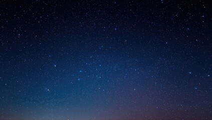 Obraz premium Long exposure night sky capturing celestial movement and starry patterns, ideal for astronomical study