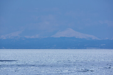 北海道　浜小清水からの流氷と知床連山  © osap1111