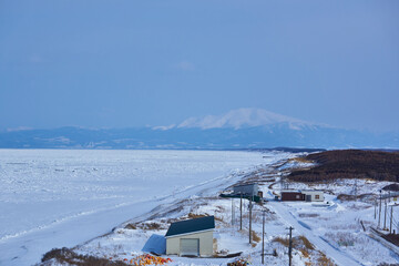北海道　浜小清水からの流氷と海別岳  © osap1111