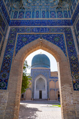 Obraz premium Samarkand, Uzbekistan - Sep 09, 2025: Maghoki Attori Mosque (Uzbek: Magʻoki Attori masjidi, Tajik: Масҷиди Мағокии Атторӣ, romanized: Masjidi Maghokii Attori, romanized: Masjed-e Maghākī-ye Attārī)