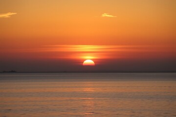 Obraz premium Generative AI radiant sunset over tranquil waters horizon.