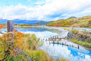 Fototapeta premium 秋の宇曽利山湖 青森県むつ市 Lake Usoriyama in autumn. Aomori Pref, Mutsu City.
